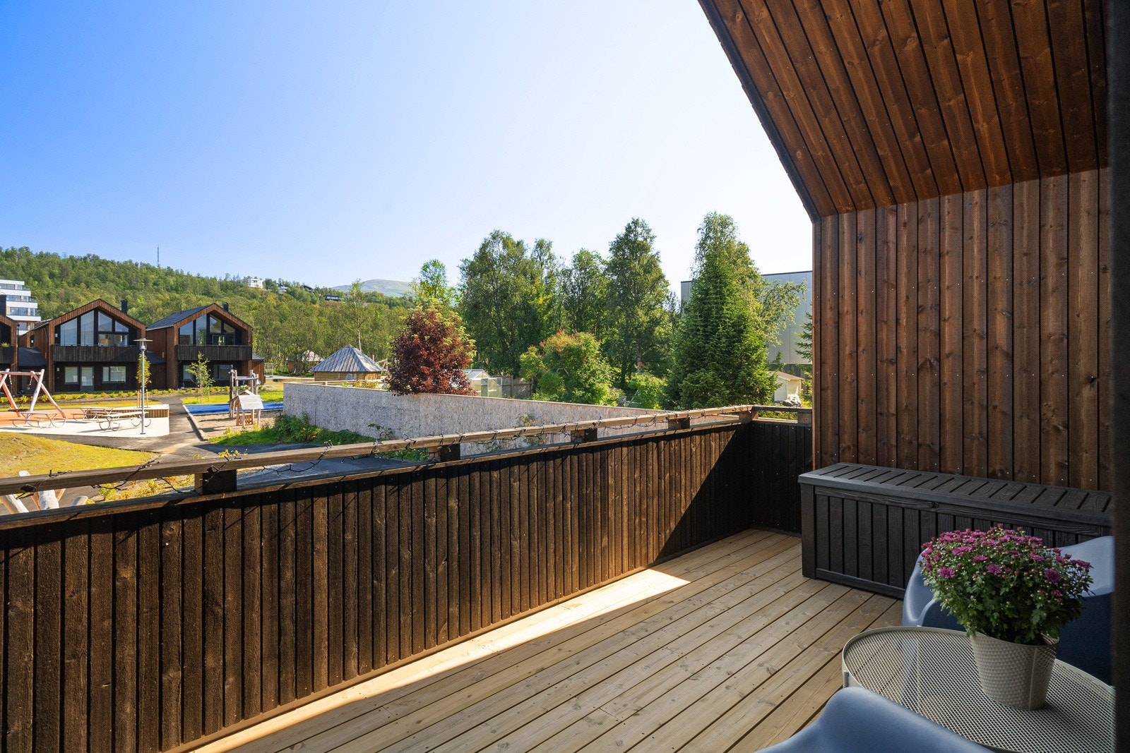 Det er også veranda mot øst, med utgang fra kjøkkenet. Med verandaer på begge sider av boligen har du sol på stort sett alle døgnets tider. Galleribilde