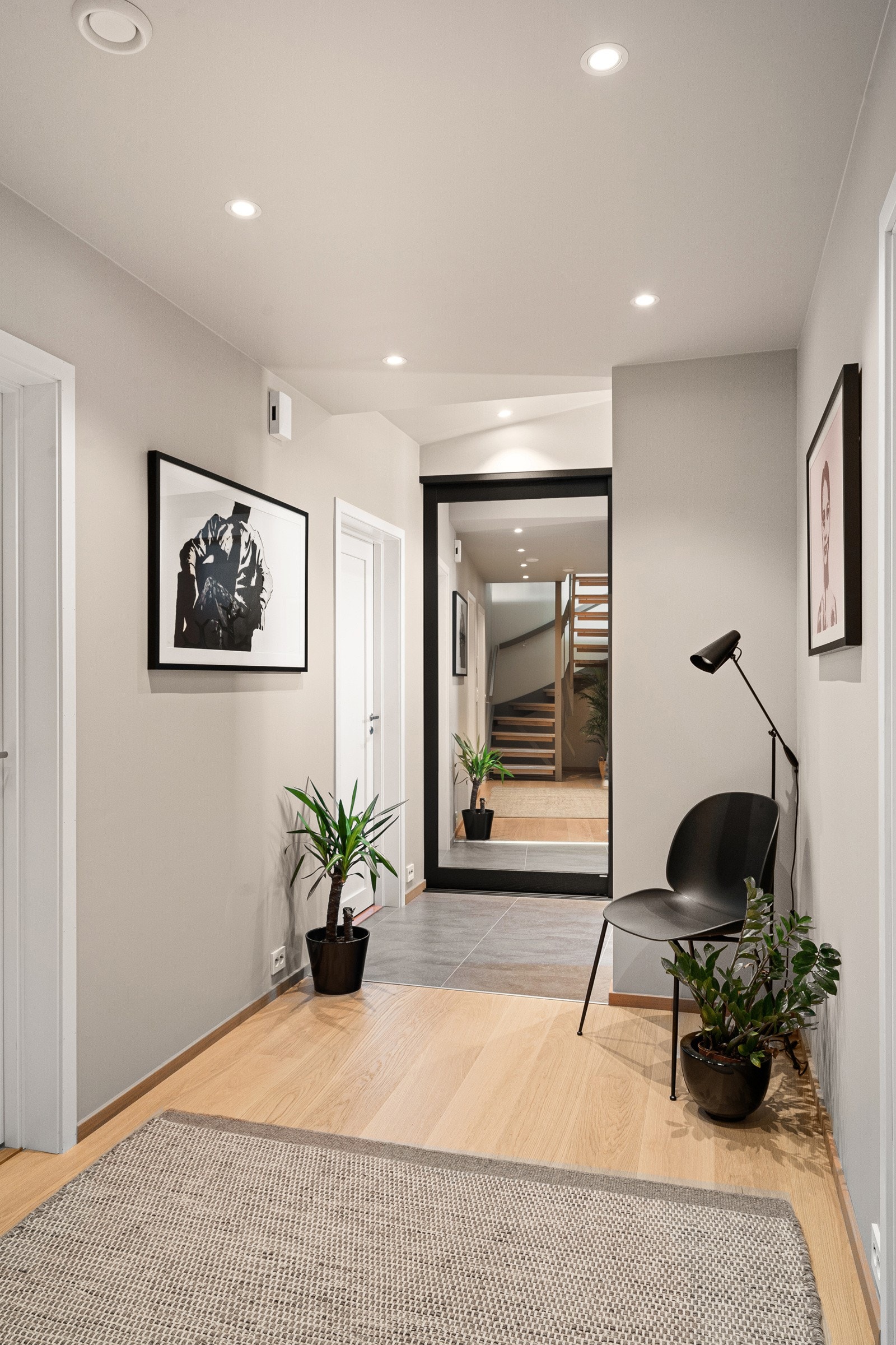 Boligen framstår svært gjennomført med moderne fargevalg og materialvalg fra anerkjente kvalitetsleverandører. Galleribilde