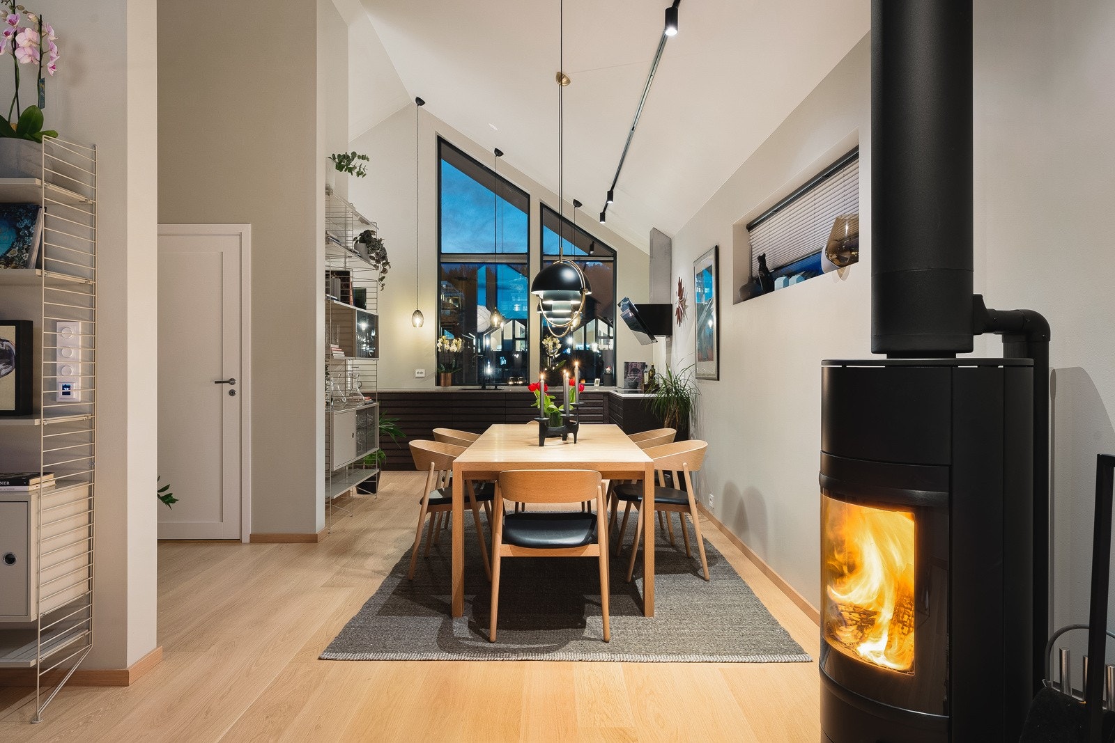 Med endebeliggenhet mot sør har du ekstra vinduer som bidrar til flotte lysforhold i boligen. Galleribilde