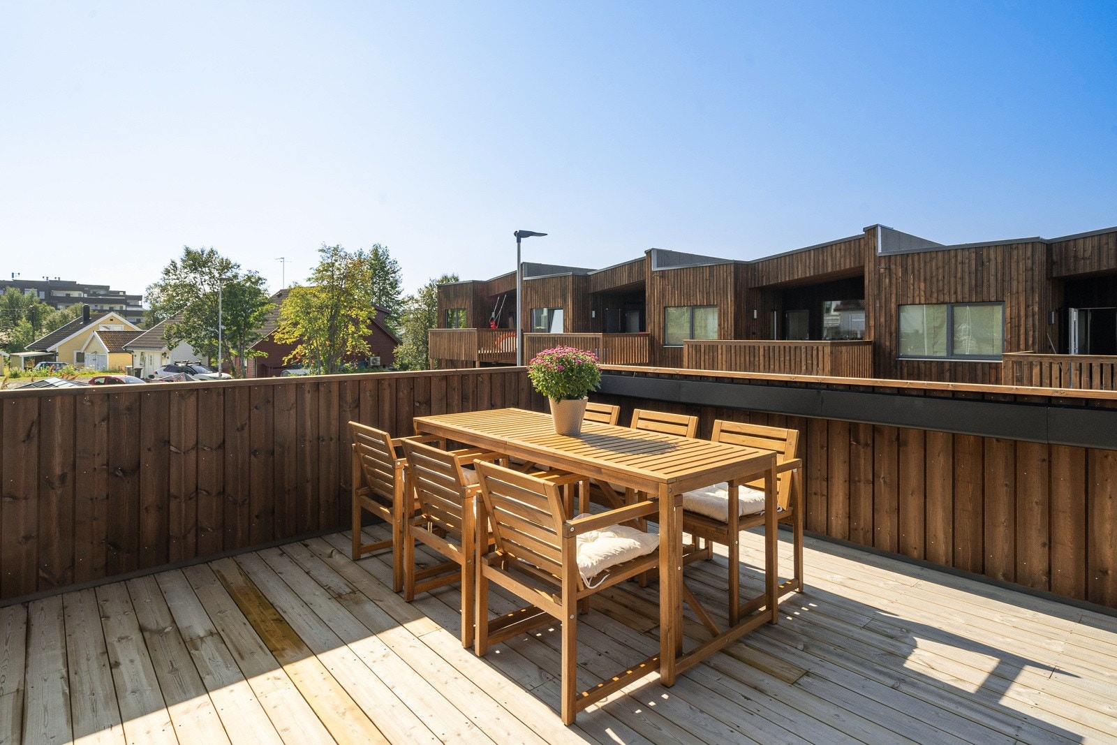 Her har du god plass for utemøbler og feks grill. Det er også montert ordentlige balkongkasser. Galleribilde