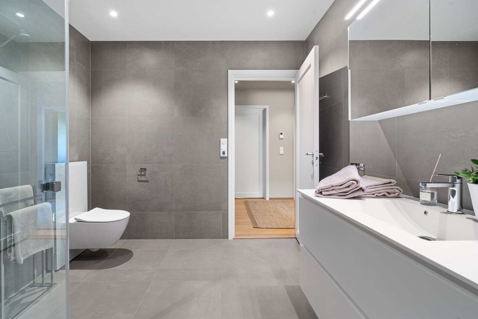 I tillegg er det vaskeromsinnredning og baderomsinnredning fra Kvik. Galleribilde