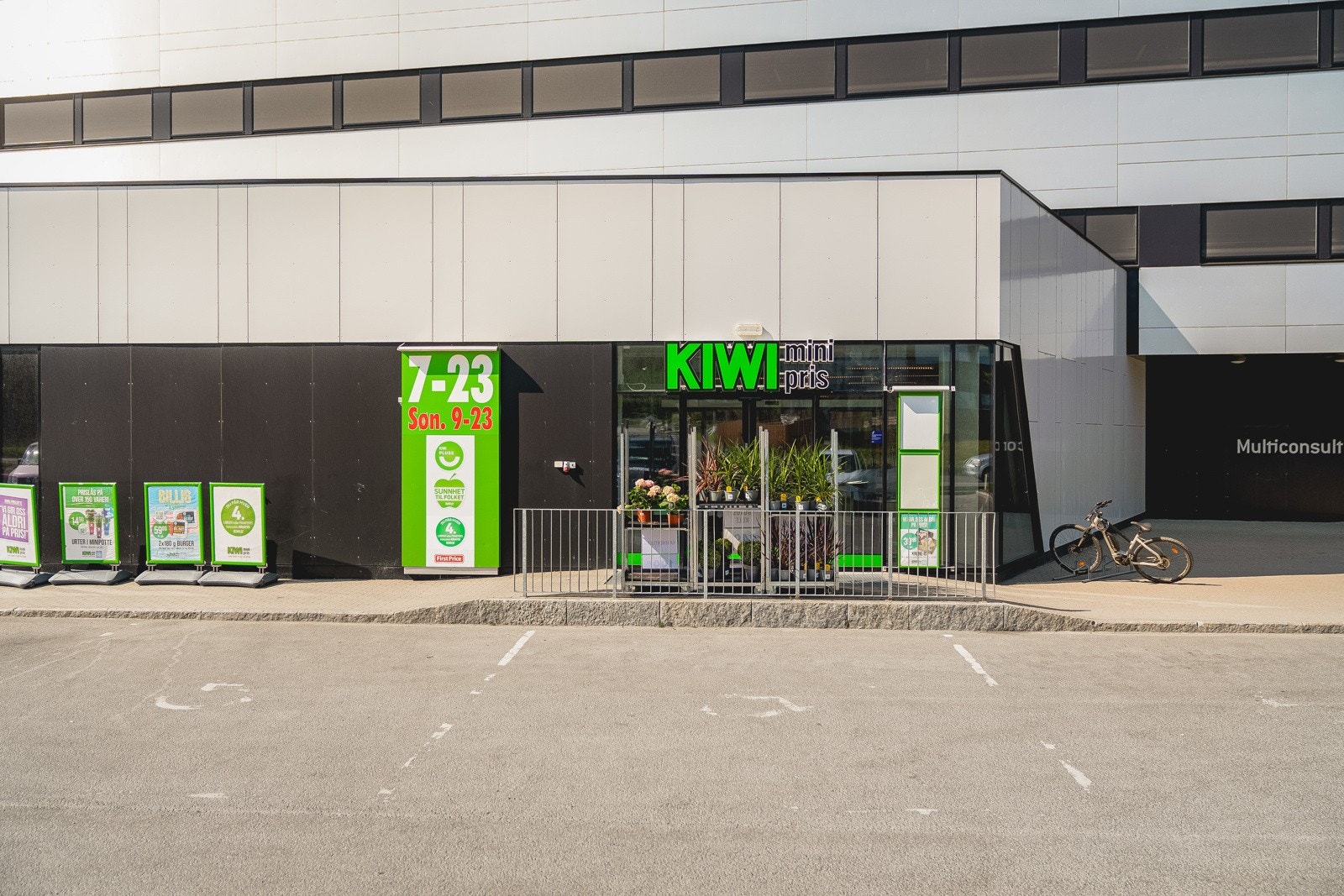 Stor og søndagsåpen dagligvare i kort gåavstand fra boligen. Galleribilde