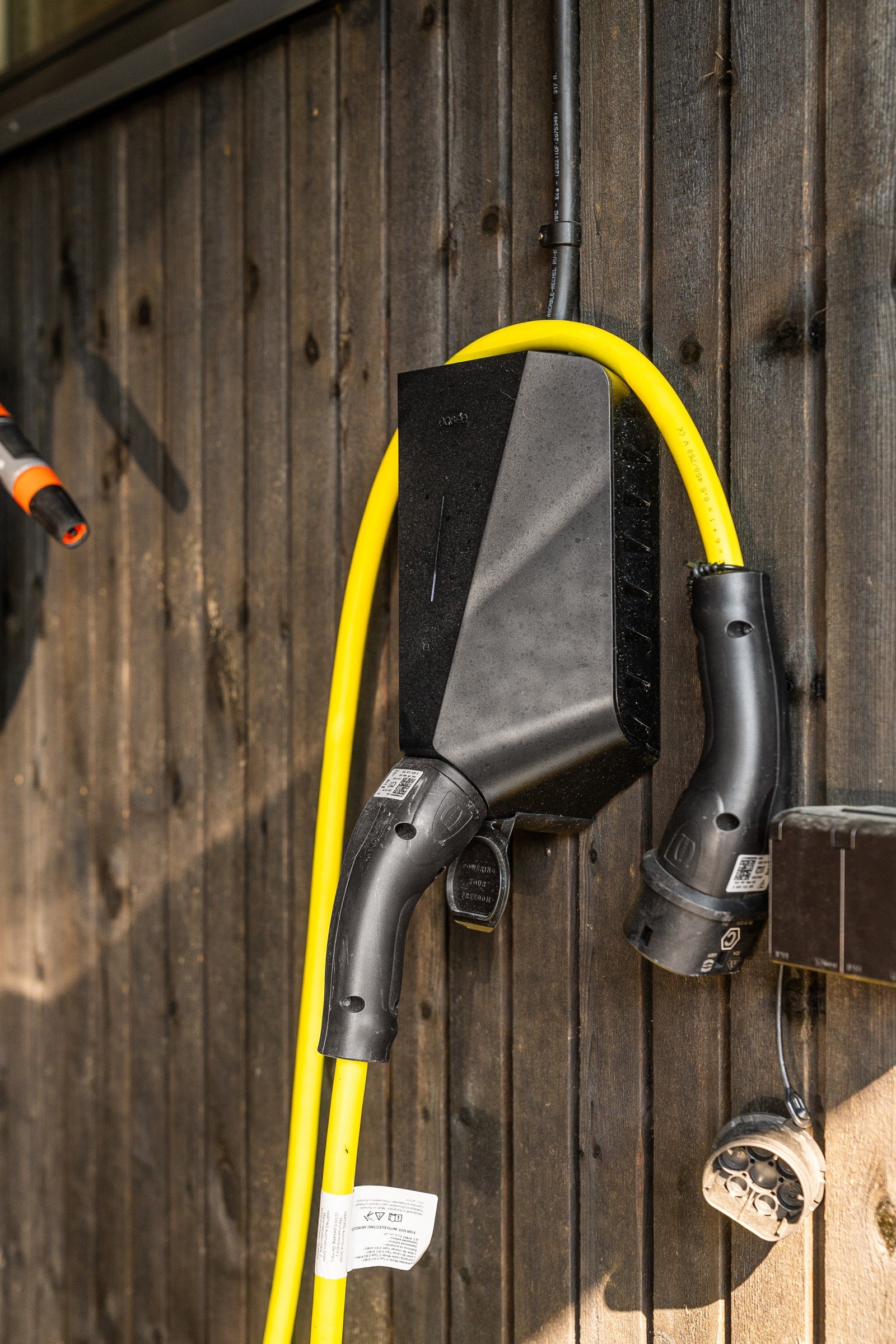 Det er montert elbillader i carport. Galleribilde