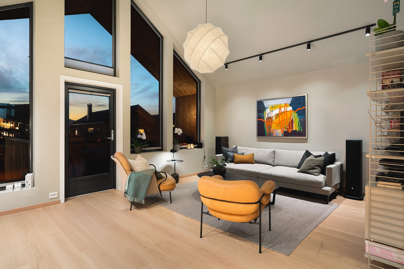 Boligen framstår svært gjennomført med moderne fargevalg og materialvalg fra anerkjente kvalitetsleverandører. Galleribilde