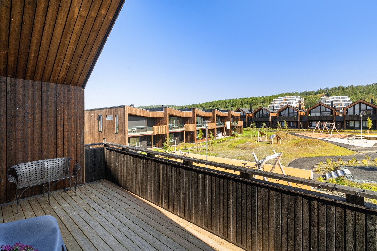 Det er klargjort for utvendige screens på begge verandaer i 2. etasje. Galleribilde