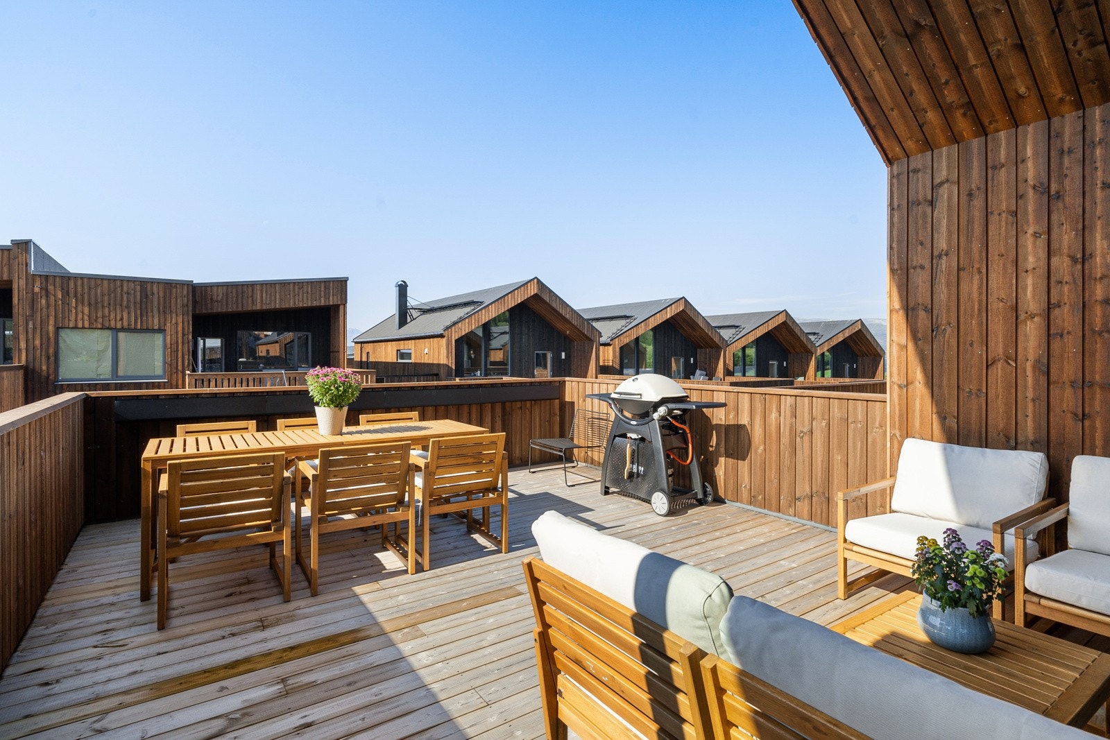 Verandaen framstår romslig og byr på strålende sol- og utsiktsforhold. Galleribilde