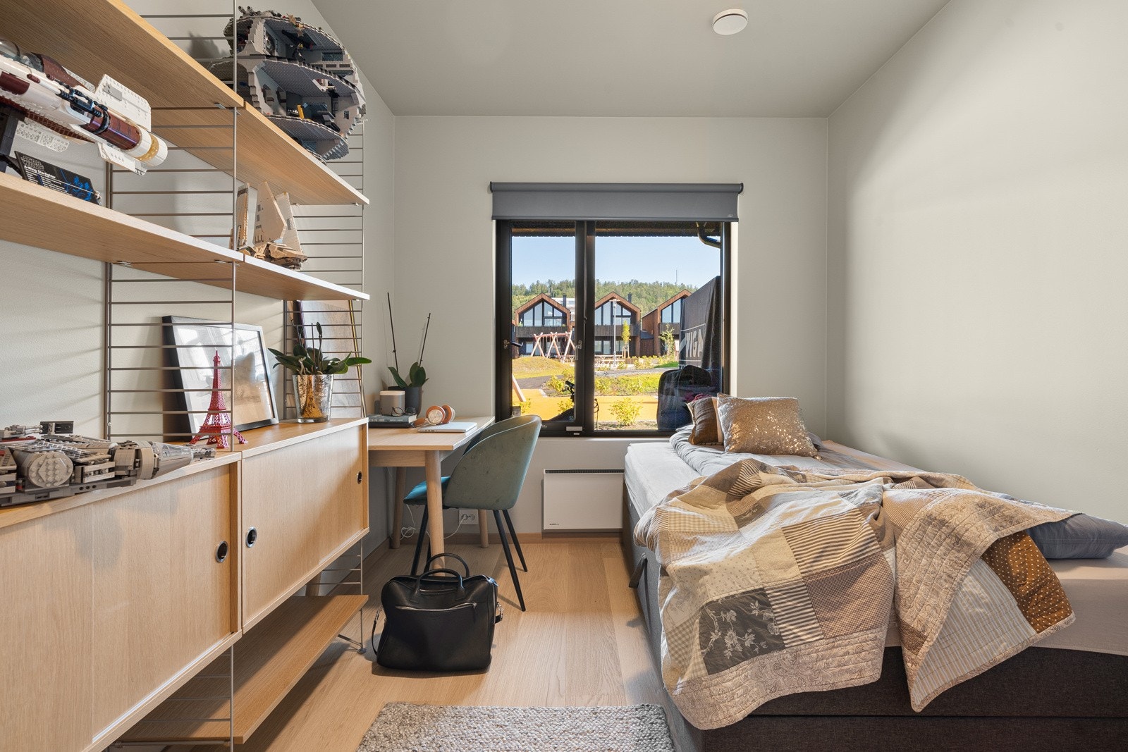 Soverom 2. Vinduer og karmer er listefri. Rullgardiner fra Luxaflex. Galleribilde