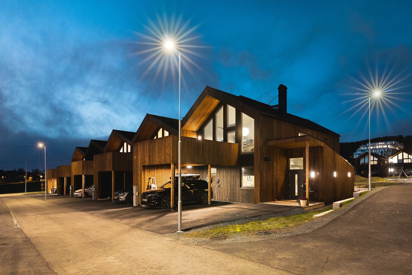 Bilen parkerer du trygt i carporten eller på oppstillingsplass på tomten. Galleribilde