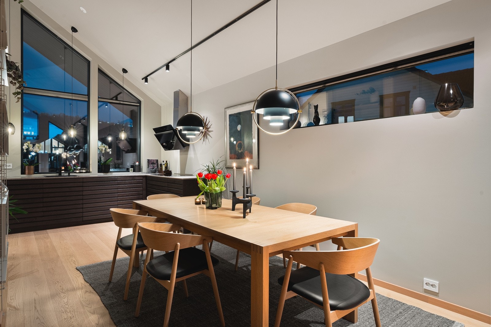 Spisebordet blir møteplassen i huset og har sin naturlige plass mellom stue og kjøkken. Galleribilde