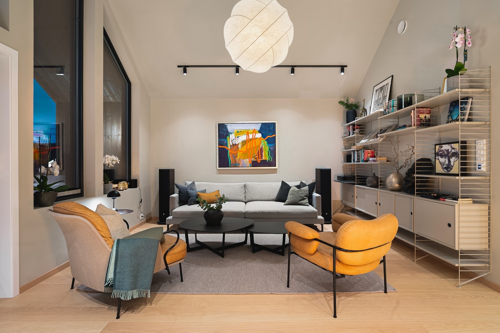 Lekre detaljer går igjen i hele boligen. Måltilpasset innvendig solskjerming fra Luxeflex. Galleribilde