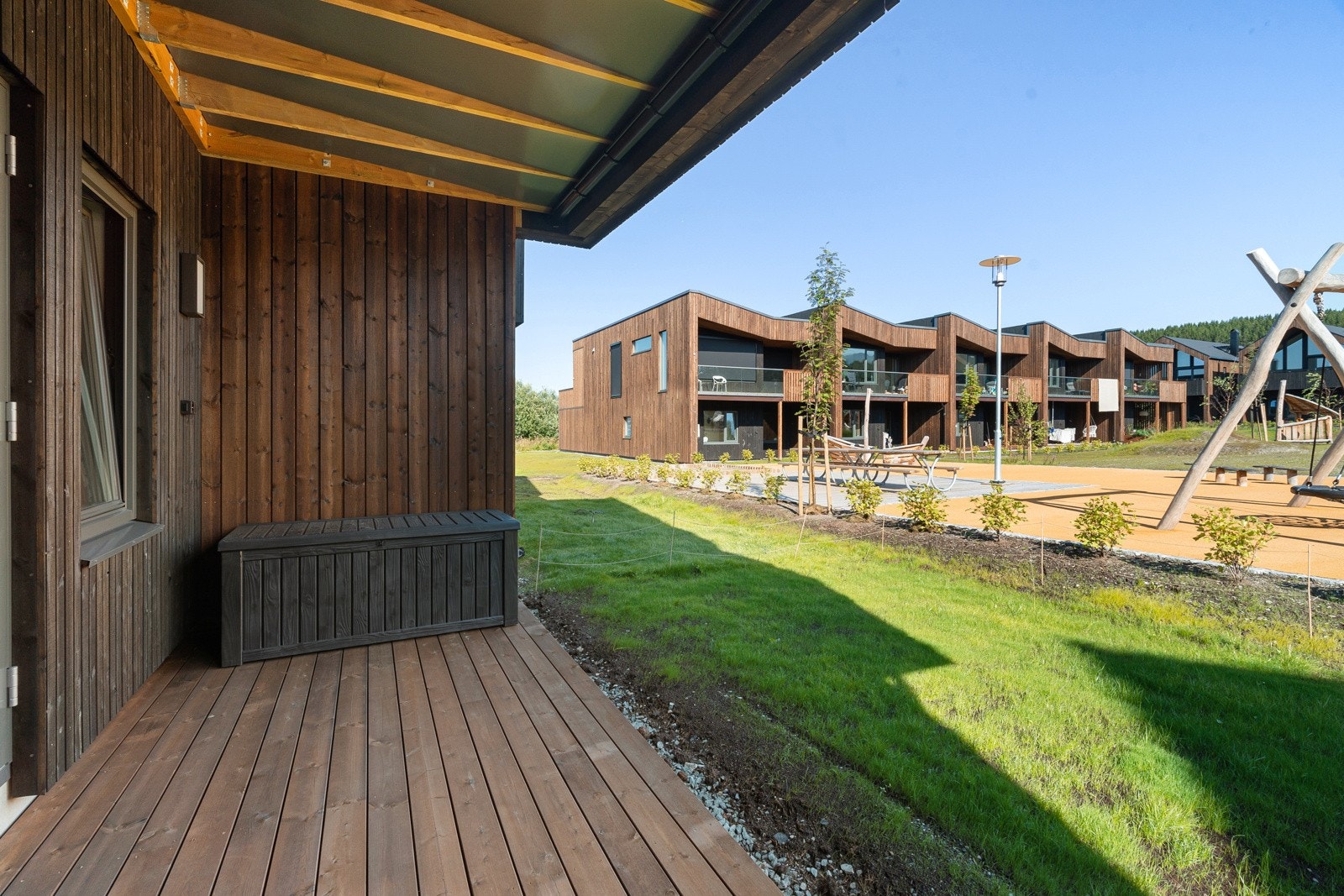 Markterrasse har utgang til plenen og direkte tilgang til lekeplassen. Svært praktisk med barn i hus! Galleribilde