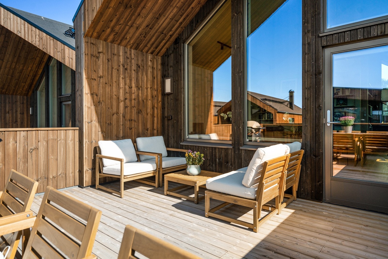 Verandaen er overbygd, noe som beskytter mot vind og nedbør. Galleribilde