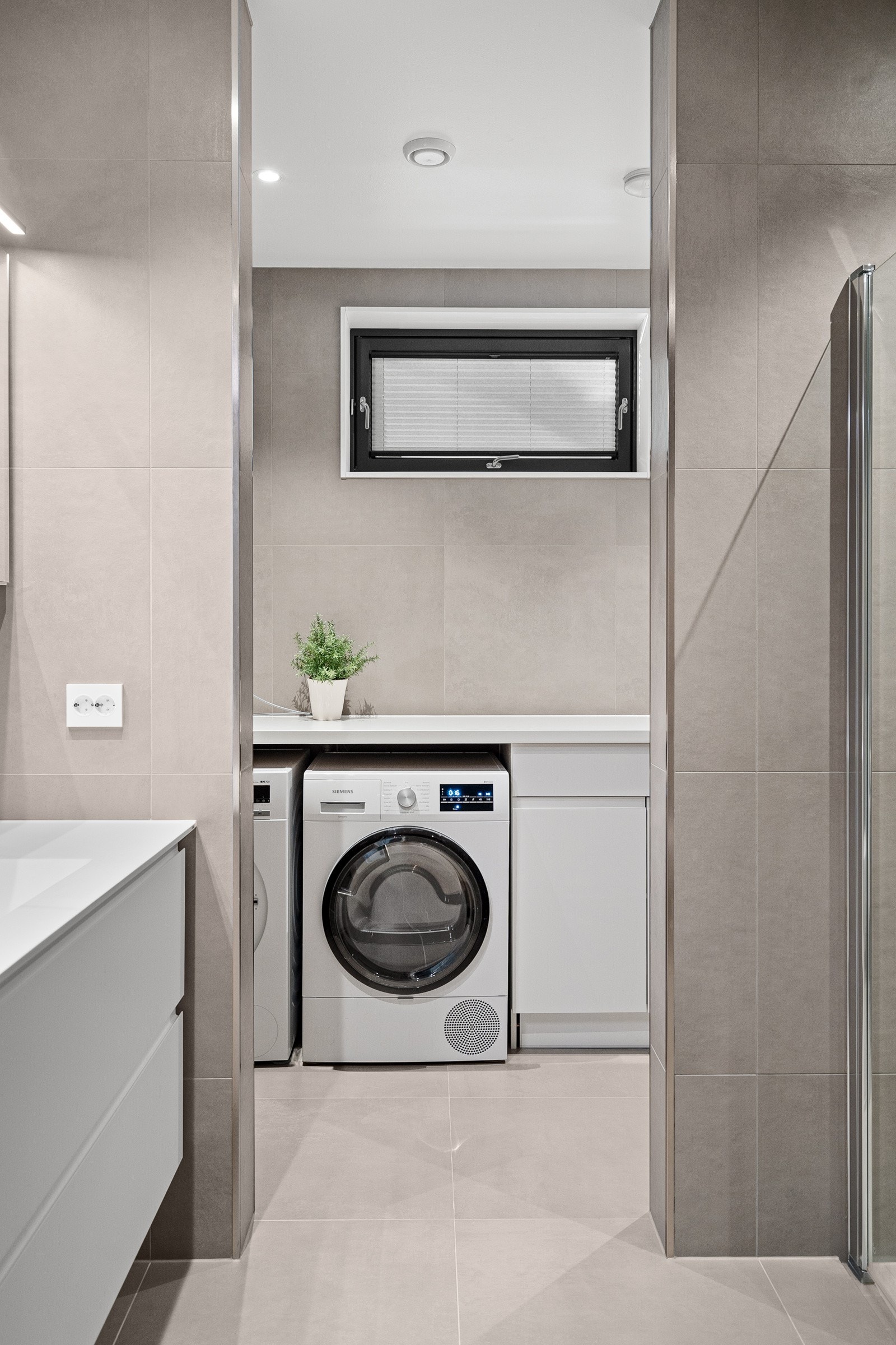 Badet nede har i tillegg egen vaskeromsnisje - meget praktisk for klesvasken. Galleribilde