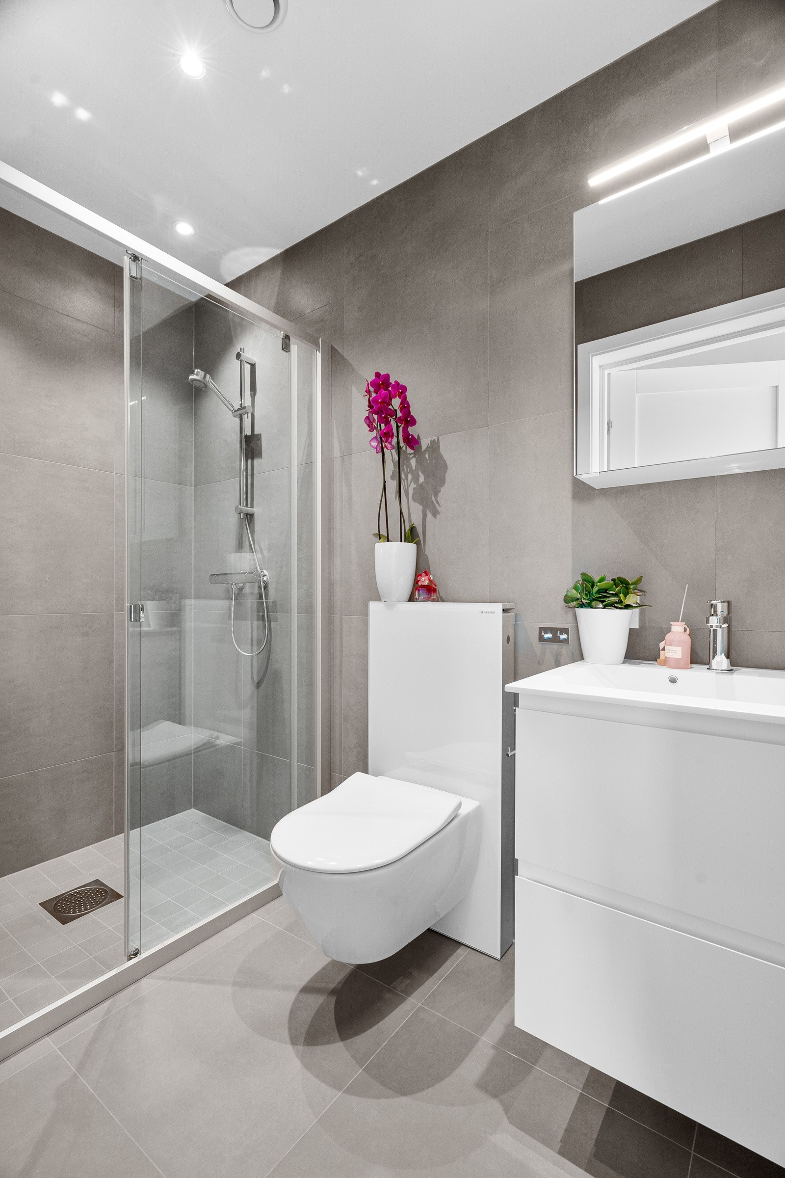 Badet i 2. etasje er utstyrt med vegghengt wc, dusj og stilren baderomsinnredning. Galleribilde