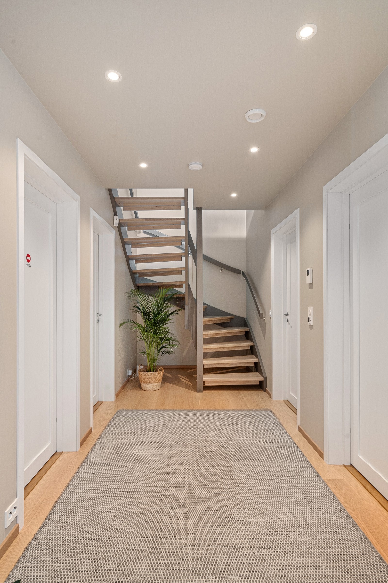 God planløsning med soverom og bad i 1. etasje. Gulvvarme i gang og downlights i himling. Galleribilde