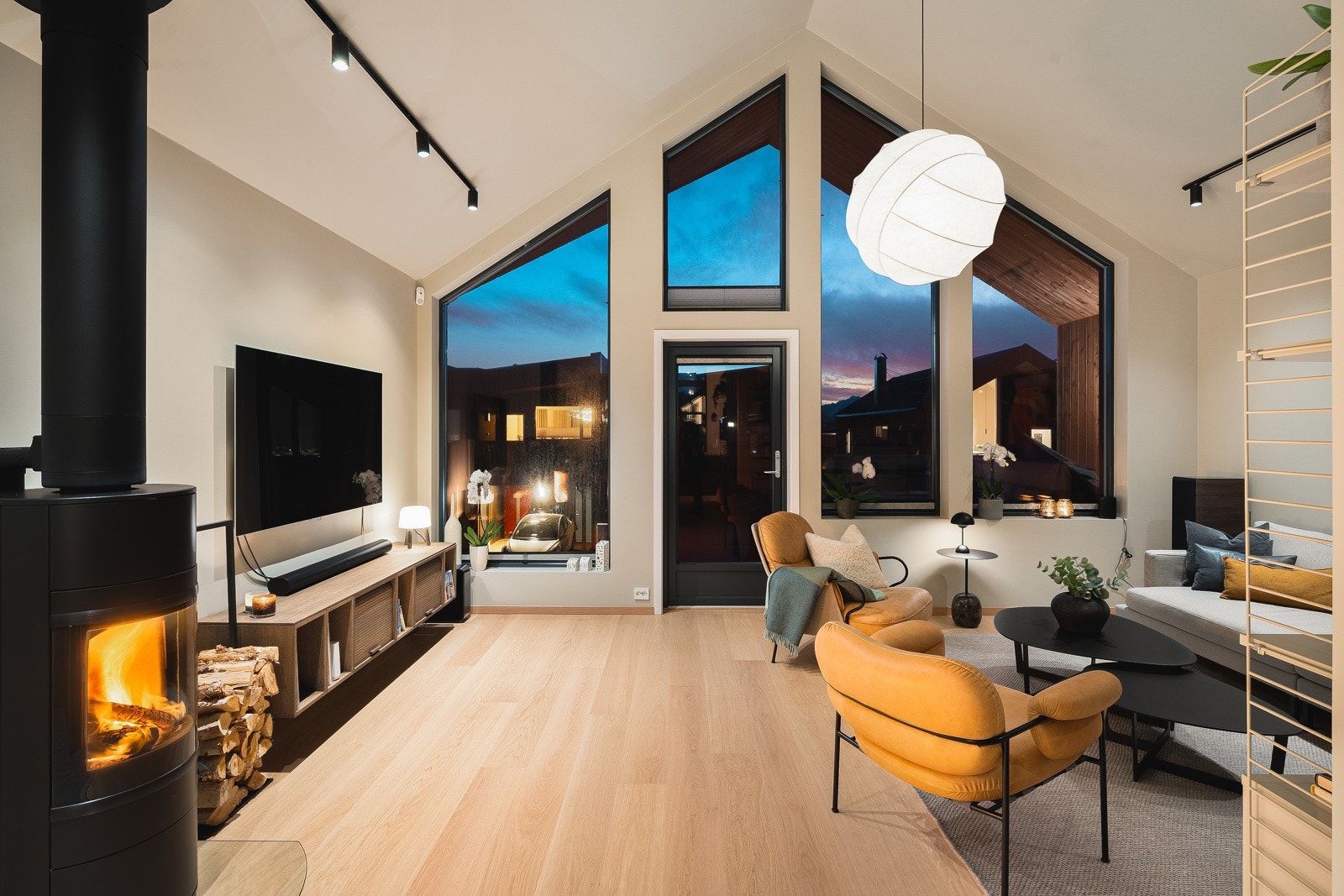 Opp i 2. etasje kommer du til den herlige stuen. Legg merke til den meget generøse takhøyden i de store vindusflatene. Galleribilde