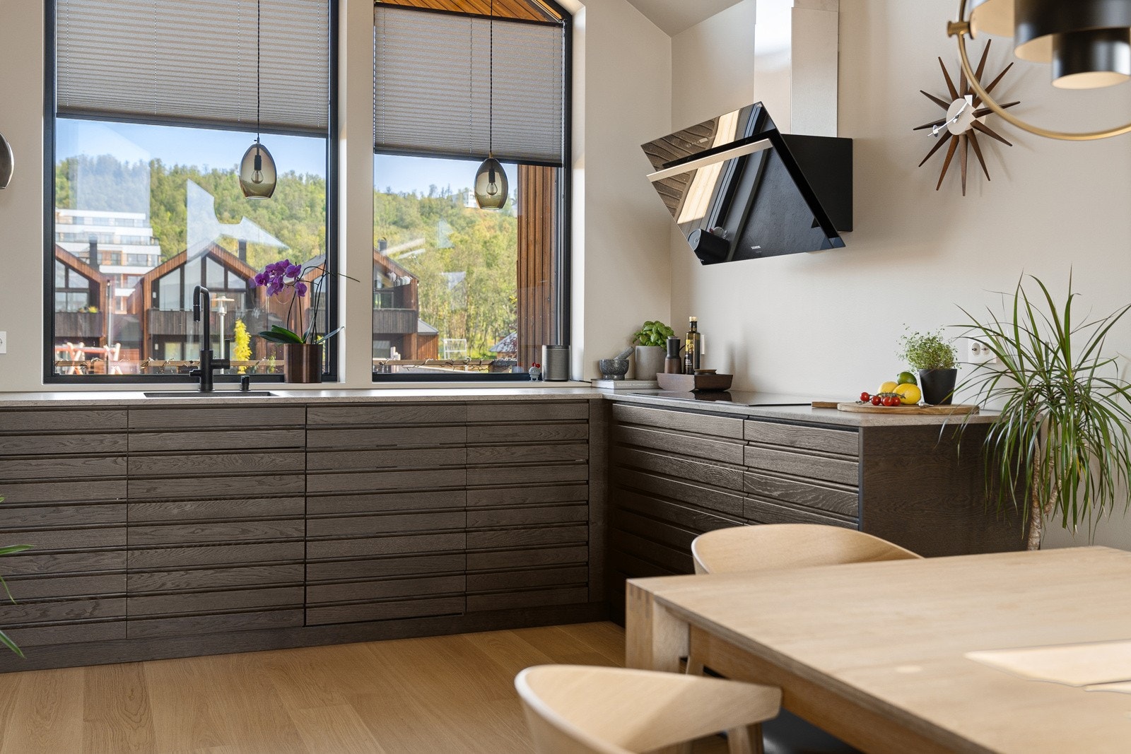 Her har du svært god skap- og benkeplass, noe som gir praktiske arbeidsforhold og god oppbevaringsplass. Selger har i tillegg fått montert solskjerming og blending på vinduer. Galleribilde