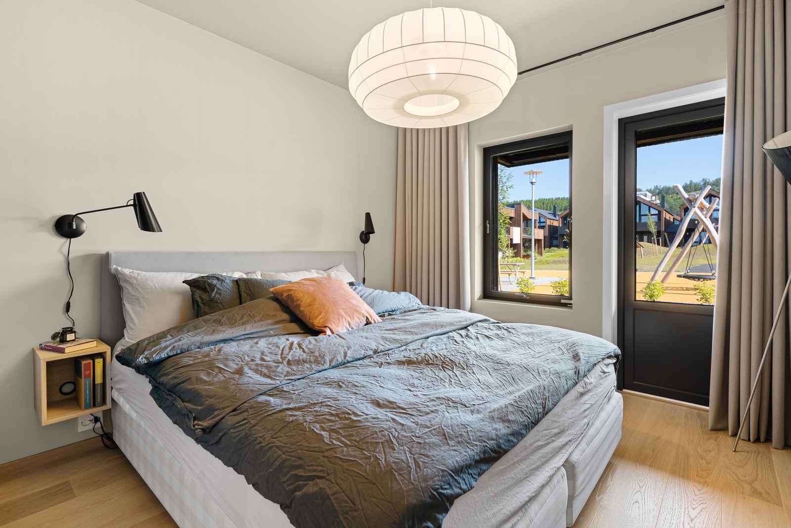 Hovedsoverommet er av god størrelse og har egen utgang mot platting. Spesialsydde gardiner fra "Hos Haakon". Galleribilde