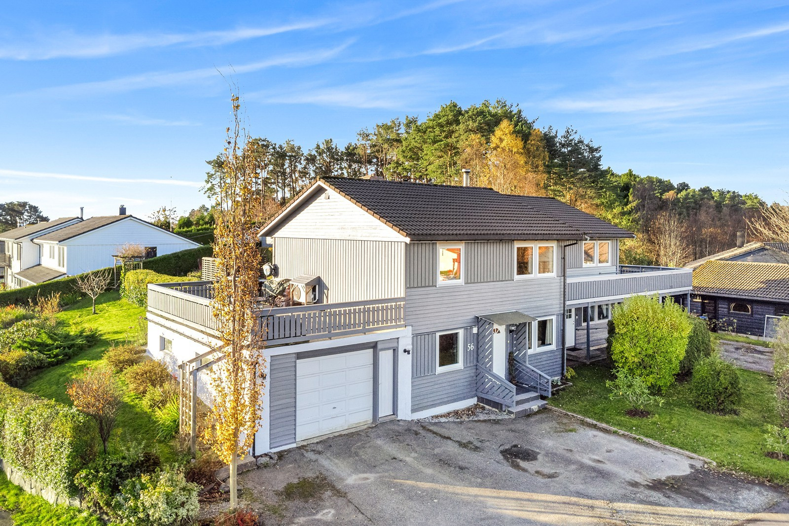 Flott bolig med herlig uteområde og stor terrasse - Fin utsikt og solrik eiendom - Garasje