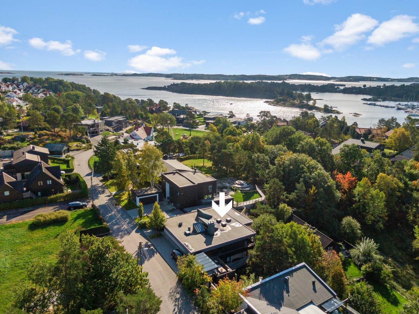 Dronefoto over området med pil mot huset Galleribilde