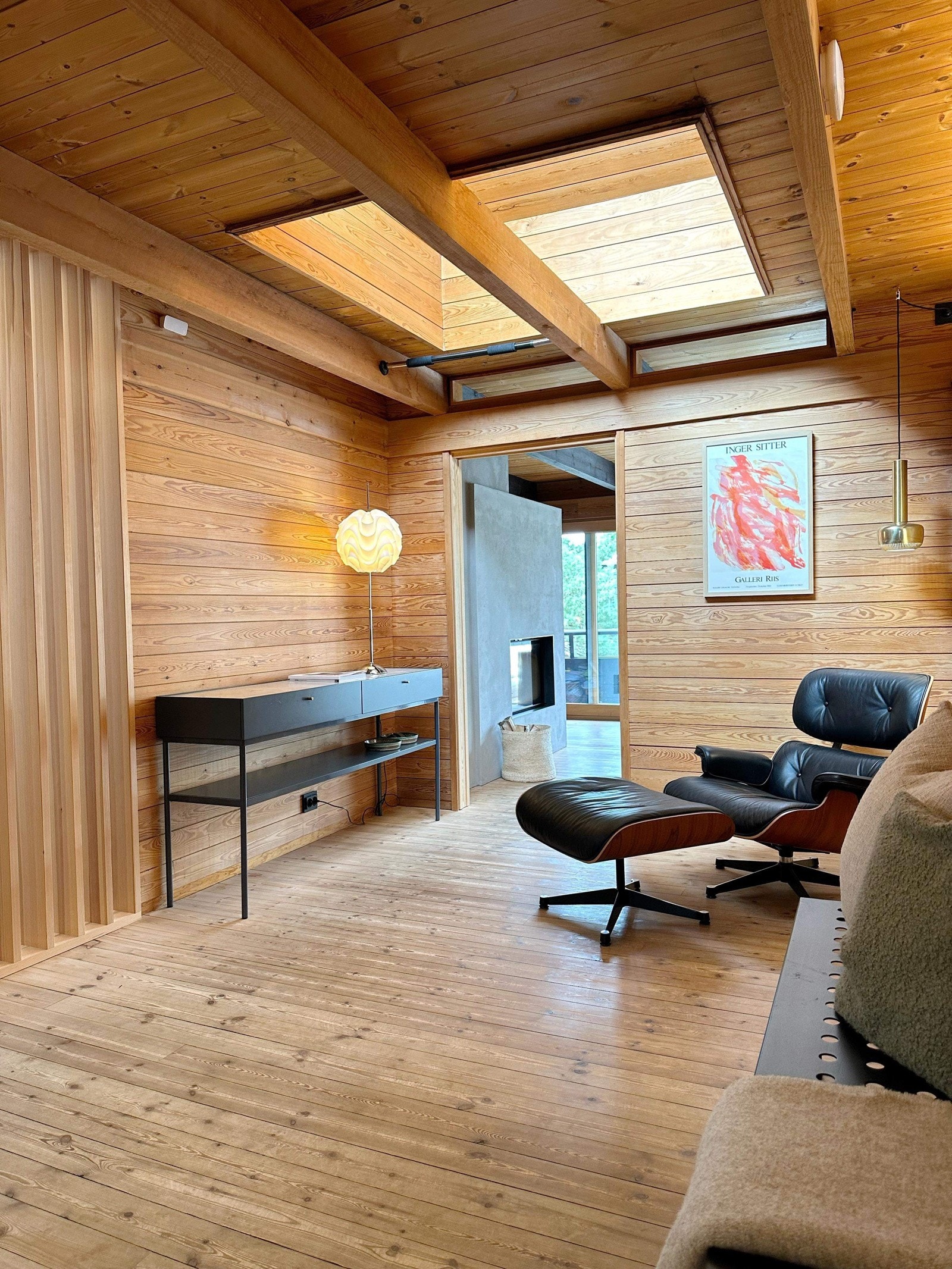 Romslig entre/hall - overlys gir god effekt i rommet Galleribilde