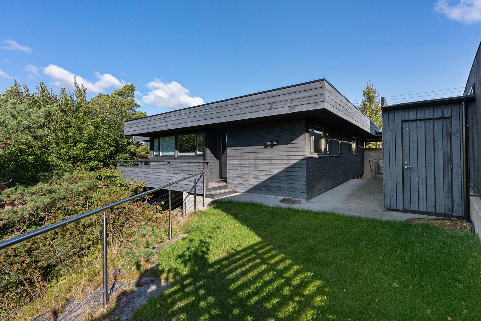 Boligen fra baksiden hvor den lille plenen ligger Galleribilde