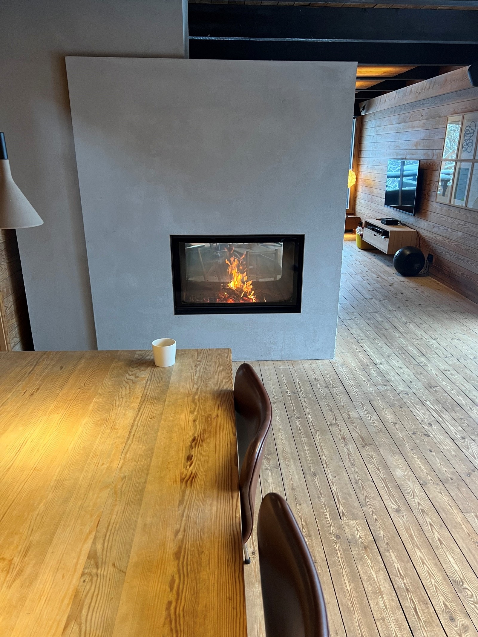 Fra spisestuen med den gjennomgående peisen Galleribilde