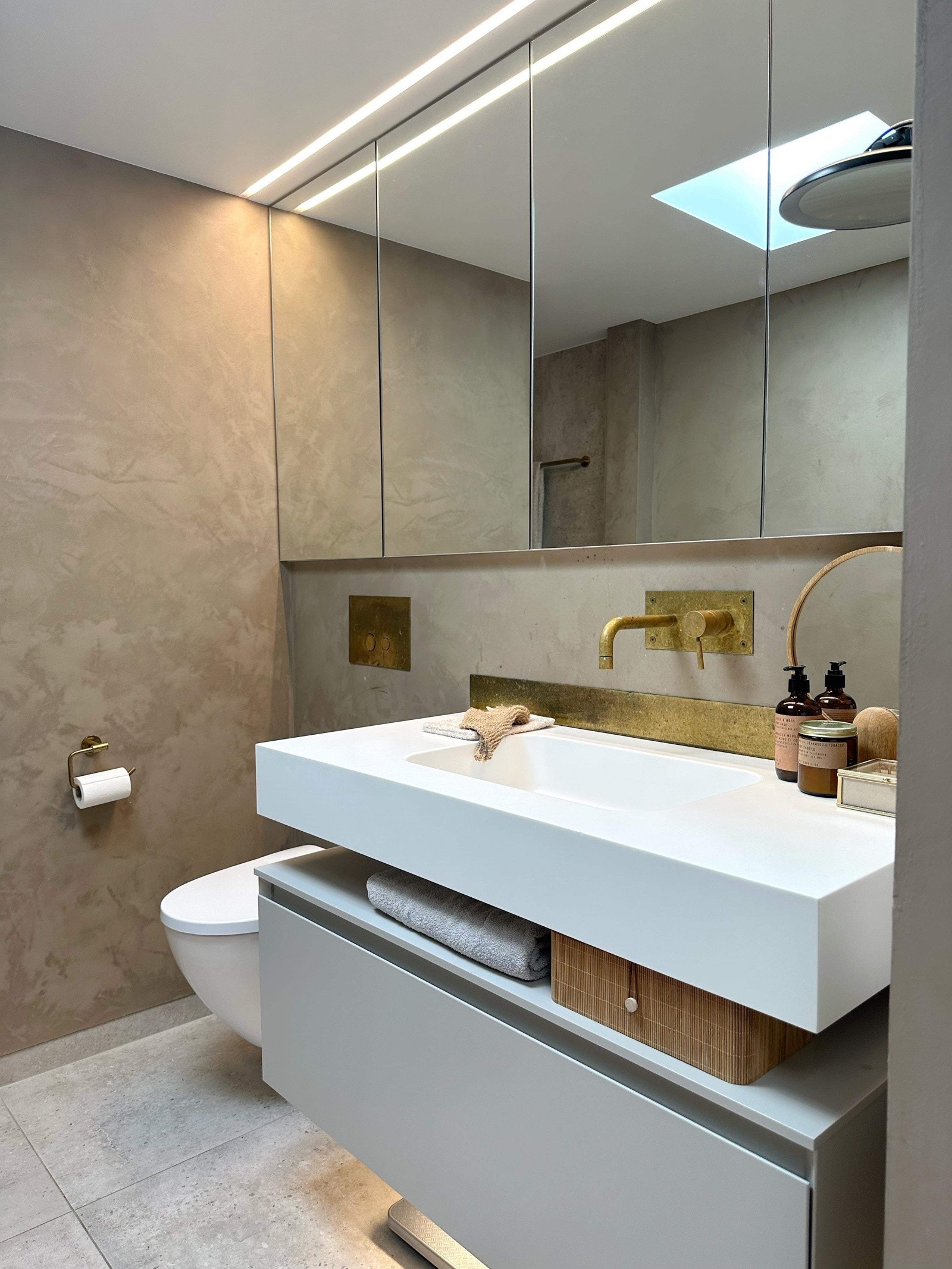 Del av dusjbadet til hovedsoverommet Galleribilde