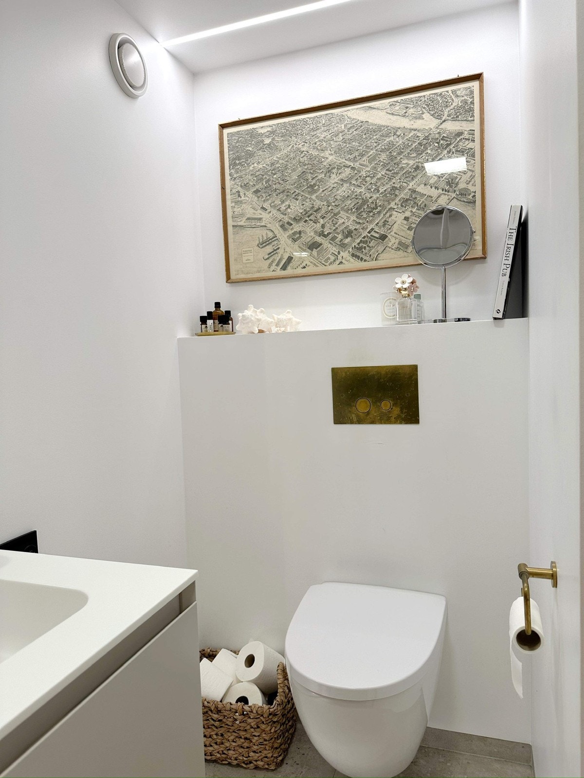 Fra dusjbadet i u.etg. med vegghengt toalett Galleribilde