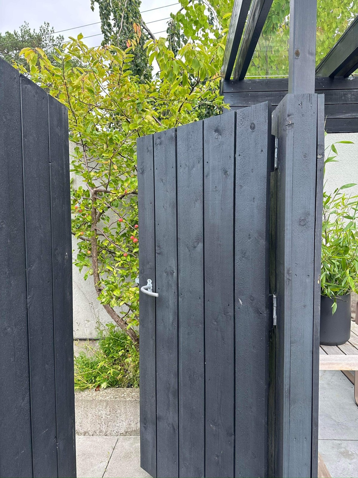 Praktisk port ut fra hagen til gaten Galleribilde