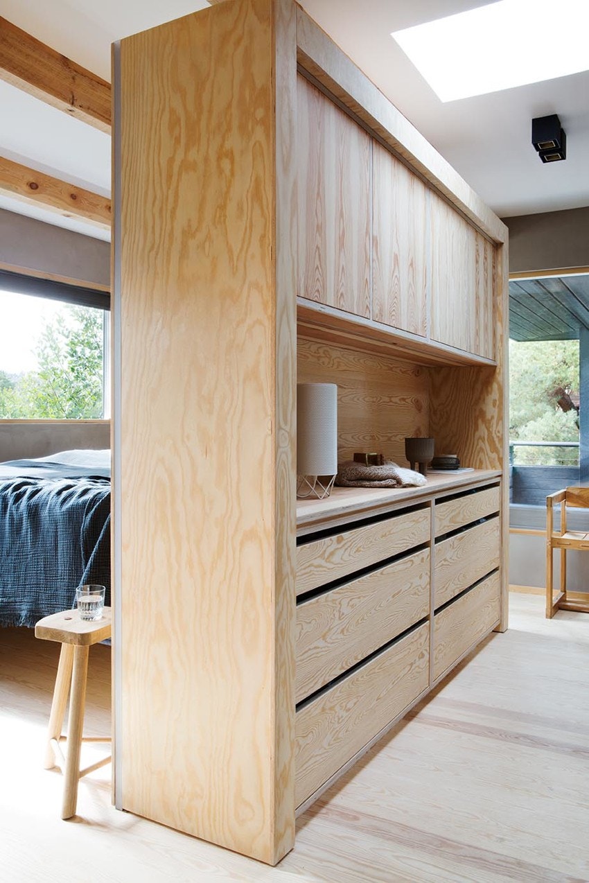 Fra hovedsoverommet - med en praktisk romdeler med skuffer og skap Galleribilde