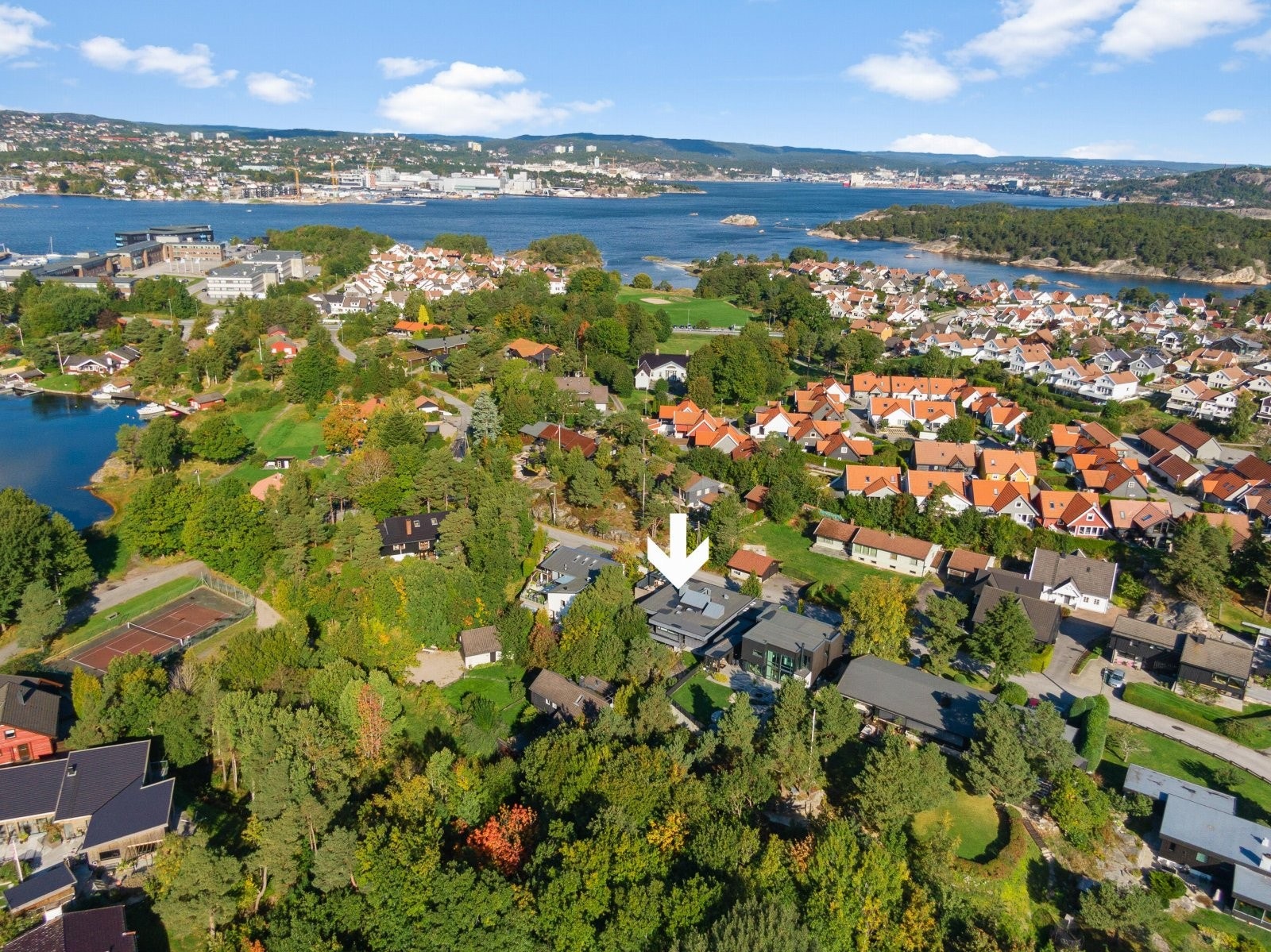 Dronefoto over området med pil mot eiendommen Galleribilde