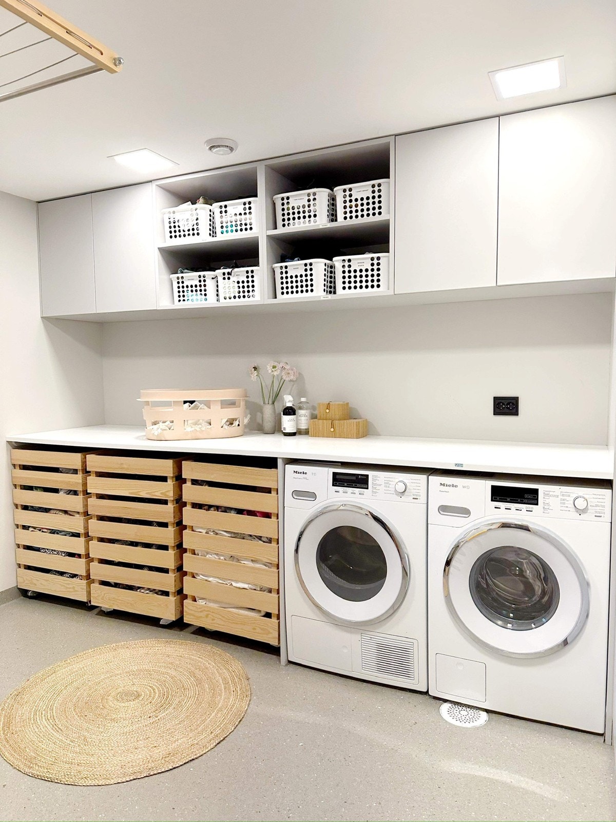 Stort innholdsrikt vaskerom Galleribilde