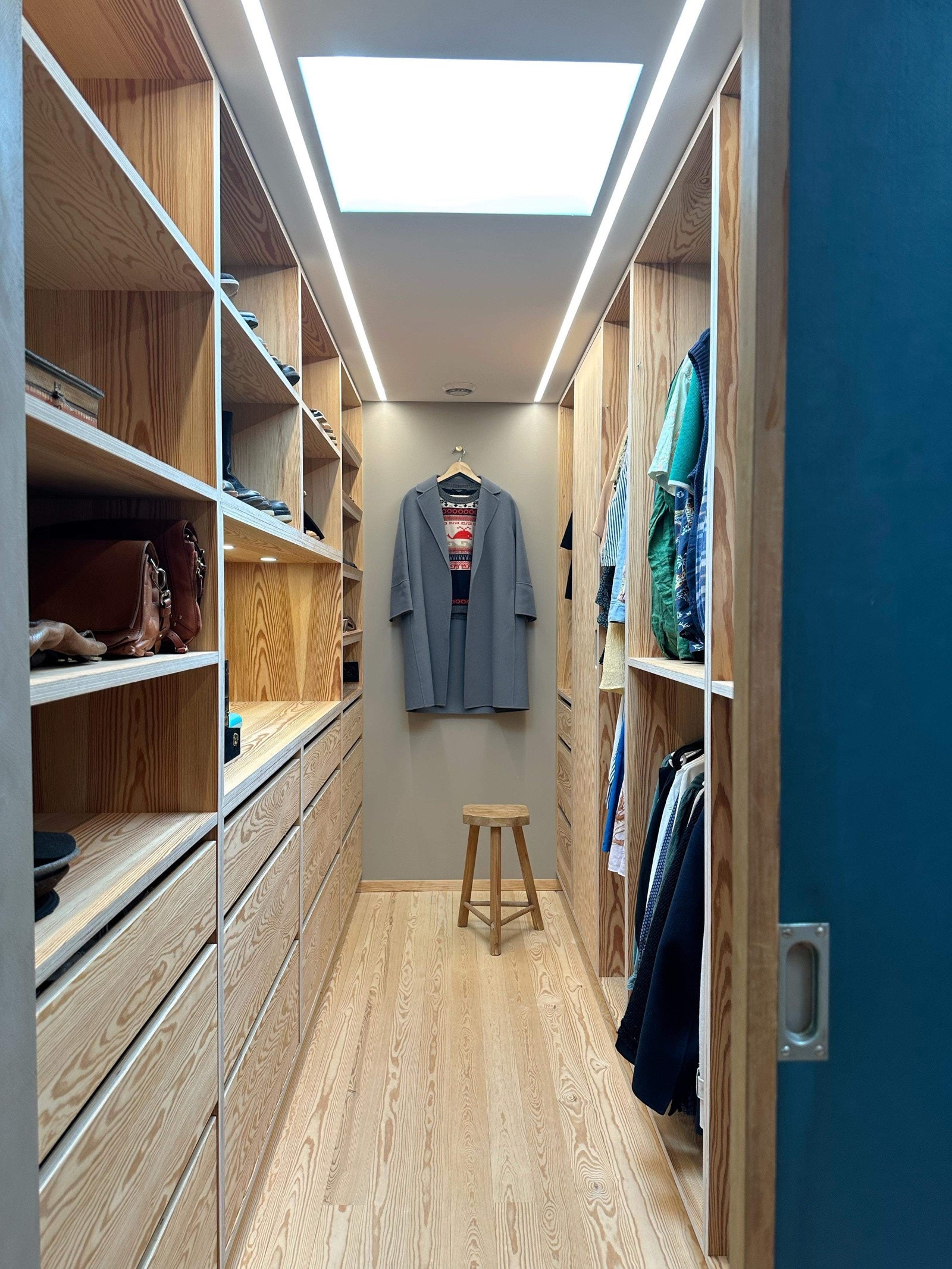 Romslig garderobe innenfor hovedsoverommet Galleribilde