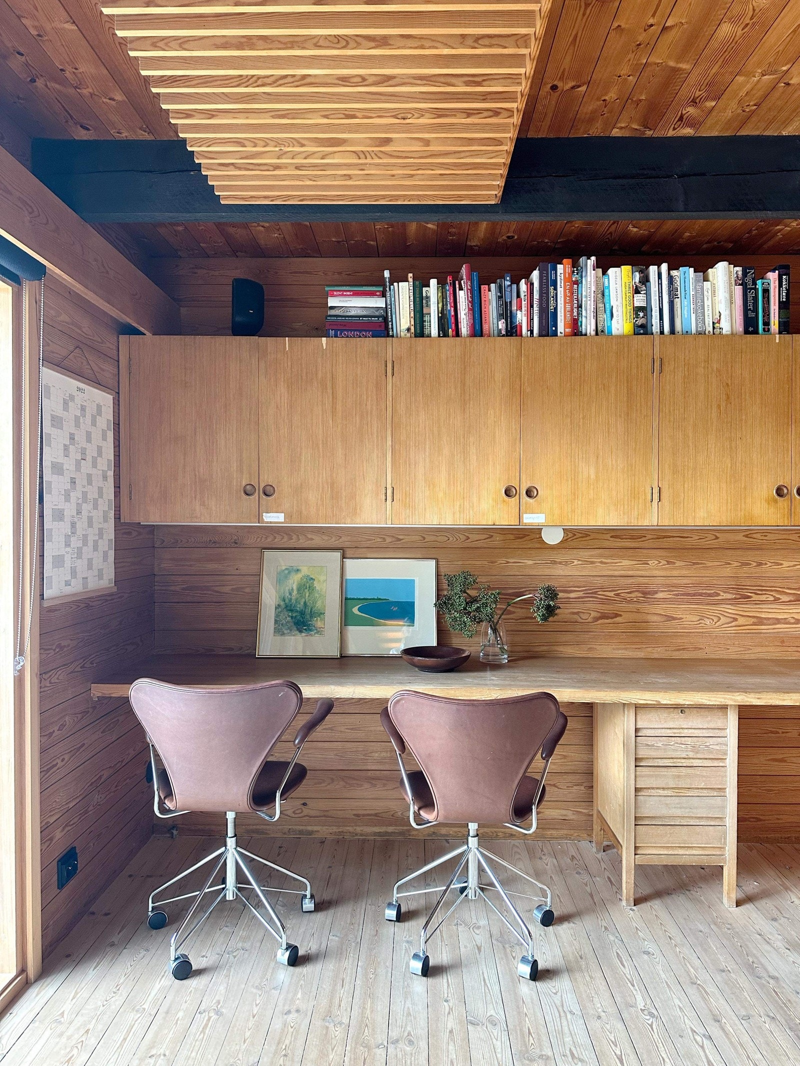 Fra del av spisestuen hvor det er en fast kontorplass med overskap Galleribilde