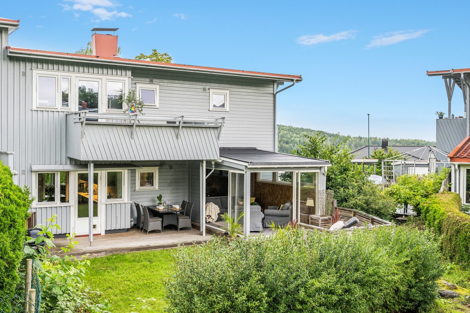En flott leilighet i 1. etasje med egen hage og vinterhage Galleribilde