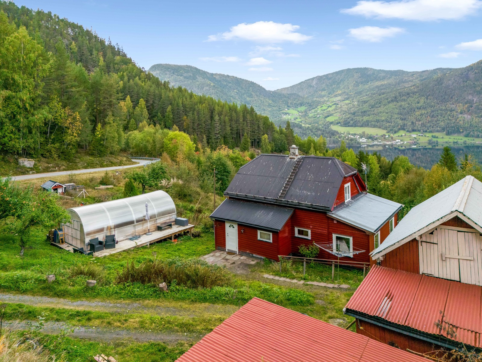 Tokke - Vråliosen - Enebolig med flott utsikt - Drivhus - Uthus/garasje - Romslig tomt.