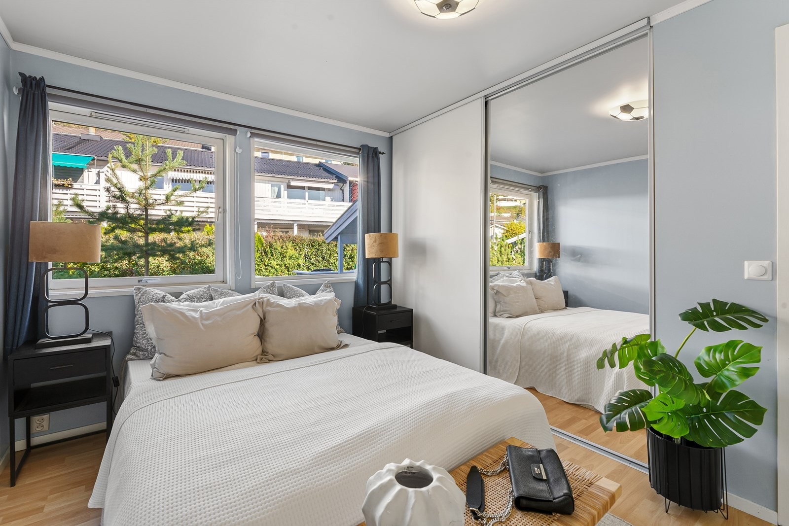 Boligen utgjør en ende del av et rekkehus og er et perfekt alternativ for par eller barnefamilier som ønsker å bo i rolige omgivelser. Galleribilde
