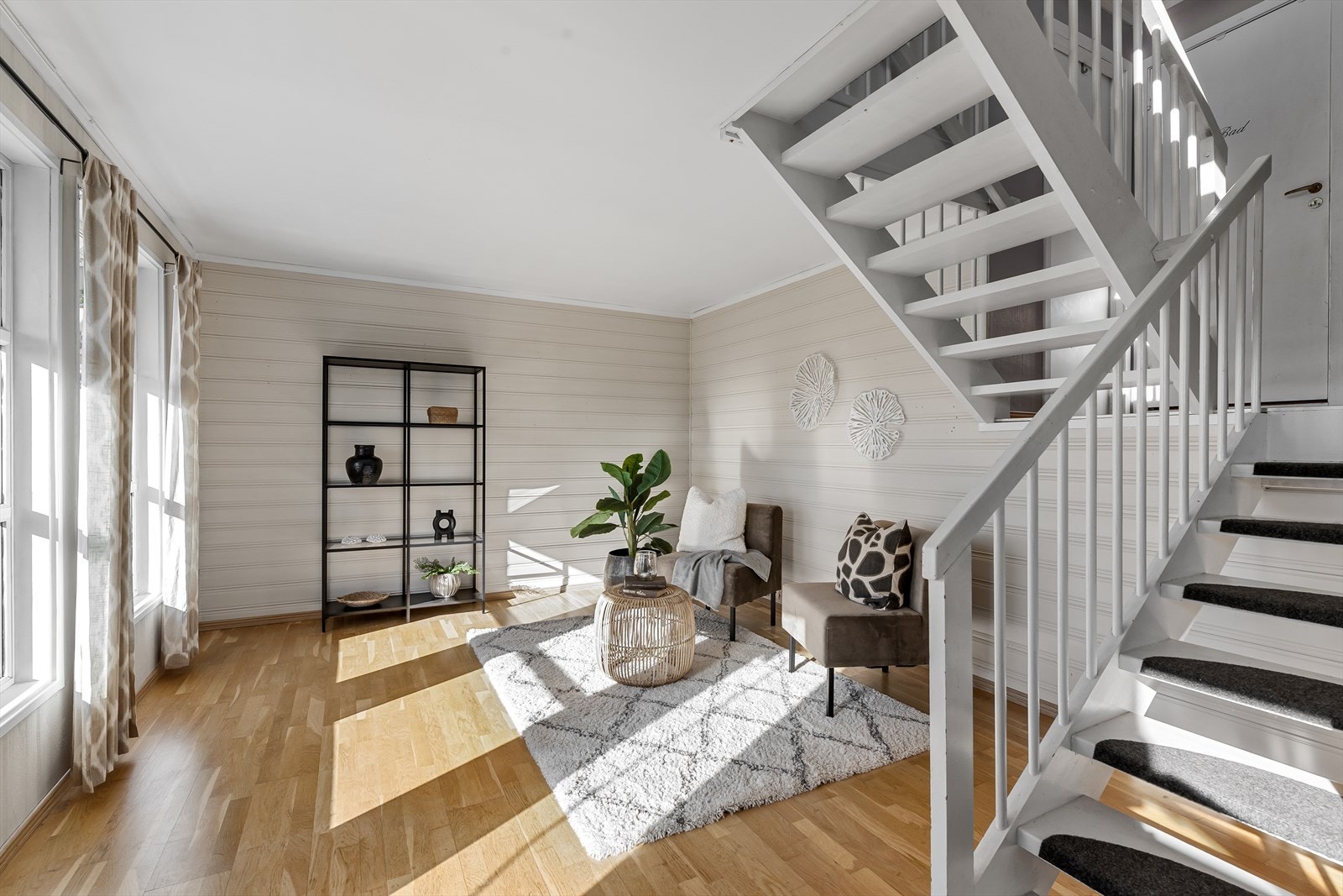 Romslig stue med god plass til flere sittegrupper. Galleribilde
