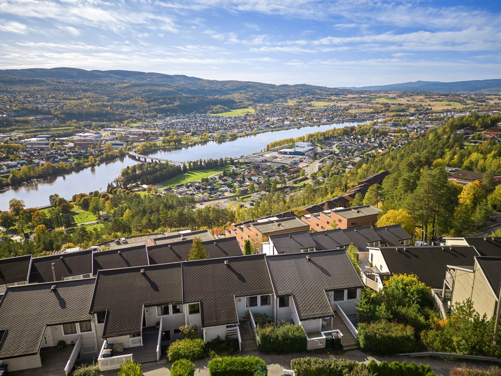 Kort gangavstand til skole, barnehage, butikk, buss og marka med flotte turområder. Galleribilde