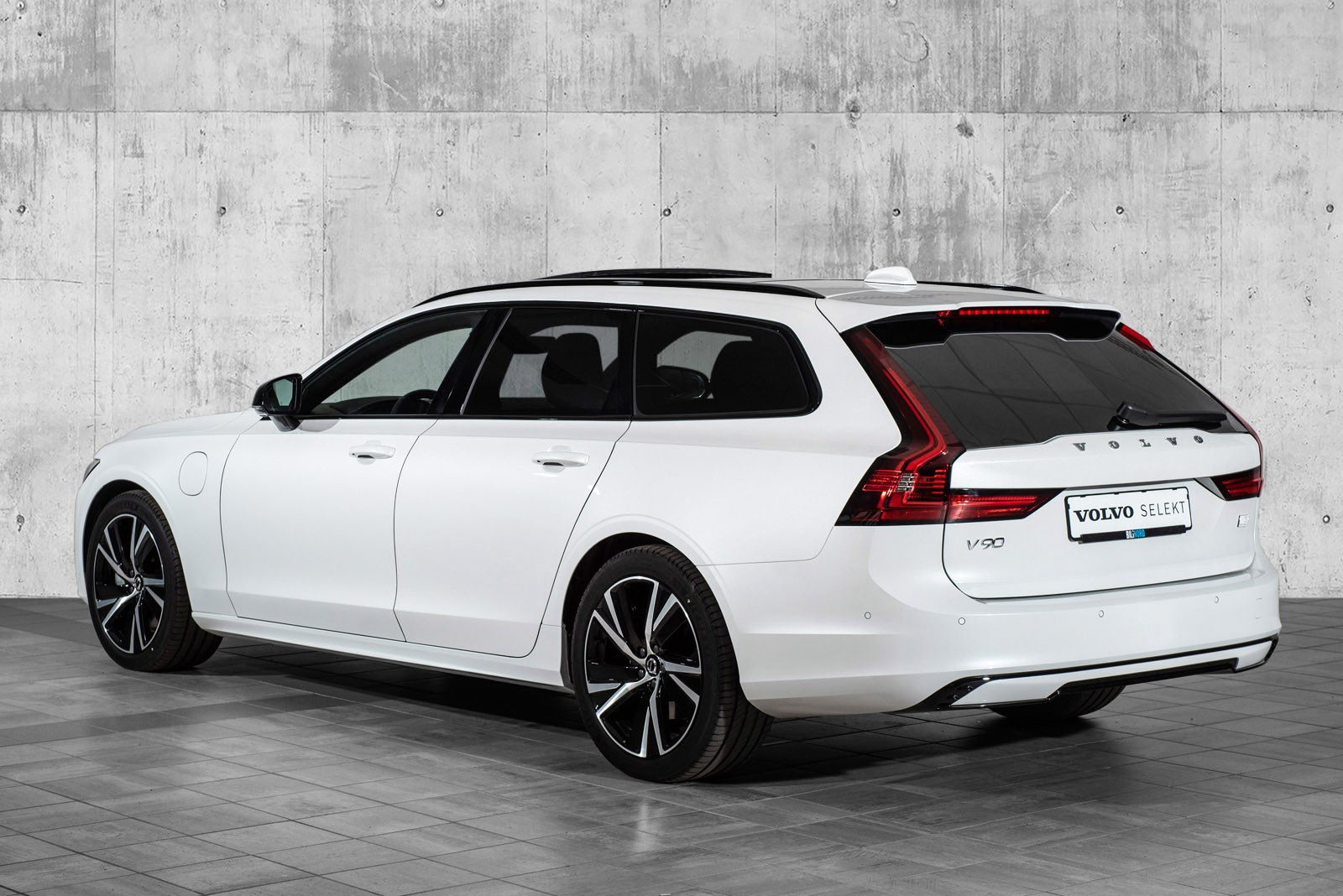 RåDette er en rålekker Volvo V90 med LAV KM, tøft fargevalg, Krystal Hvit Metallic utvendig og Nappa Nubuck Skinn innvendig