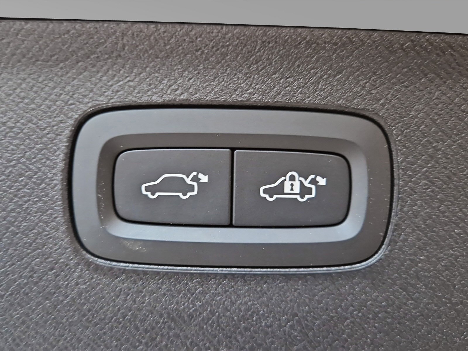 Elektrisk bakluke med fotsensor åpner.