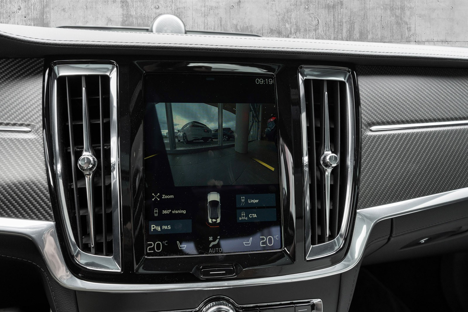 Bilen er utstyrt med både ryggekamera og 360-graders parkeringskamera