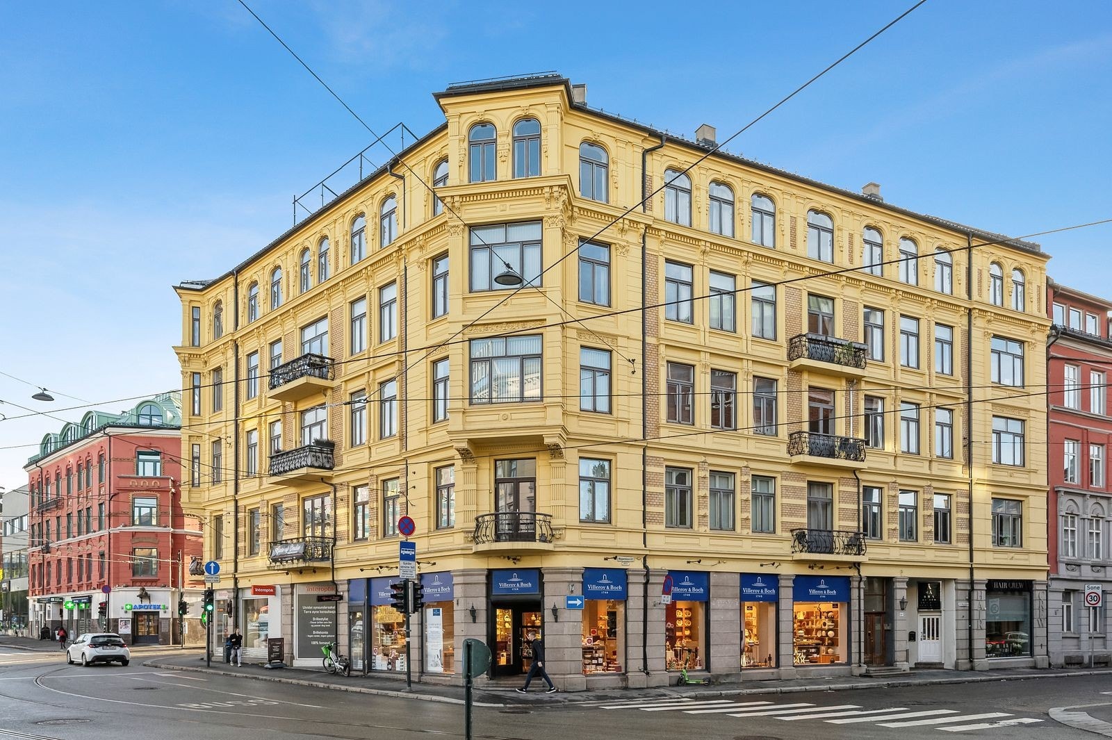 Eiendommen er godt synlig for både gående og kjørende i Bogstadveien Galleribilde