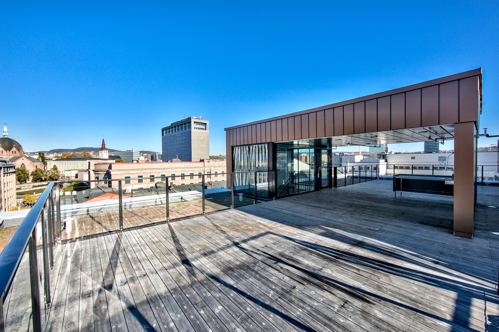 Takterrassen er helt ypperlig å bruke til varme sommerdager eller til arrangementer med kollegaer. Galleribilde