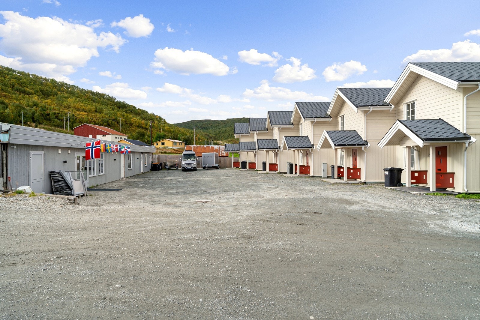 Stor gårdsplass og rikelig med parkering. Galleribilde