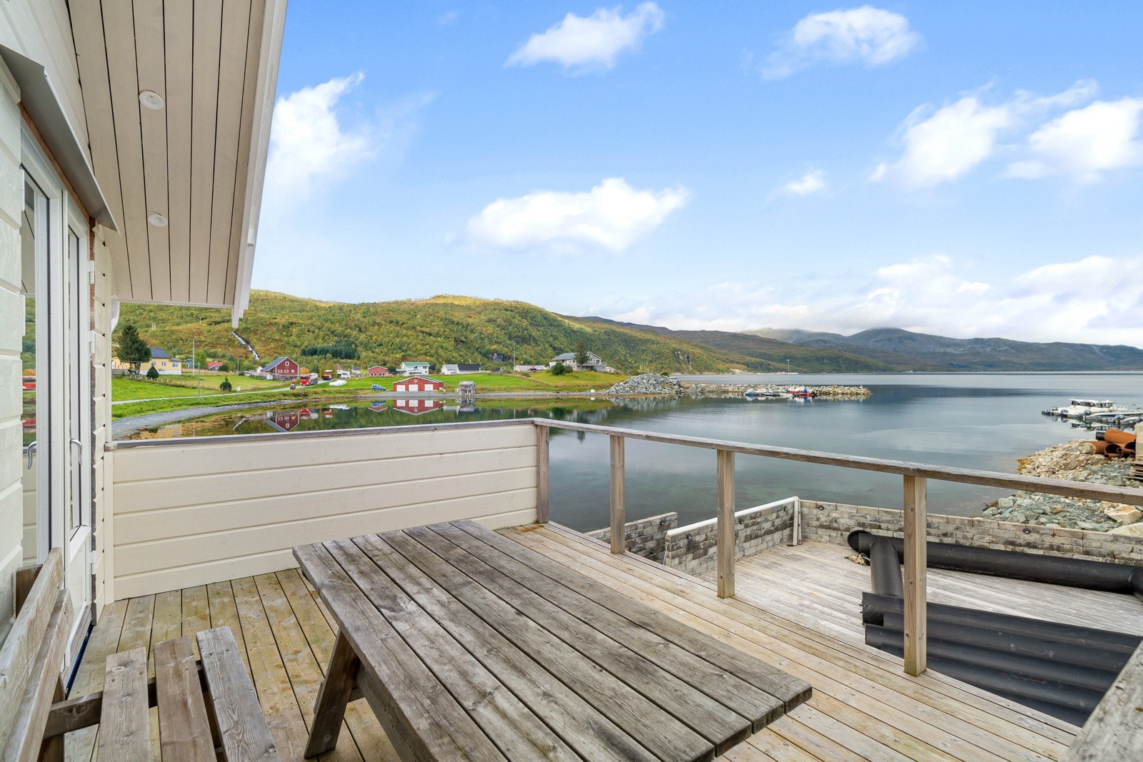 Veranda i 2. etg, med trapp ned til platting. Galleribilde