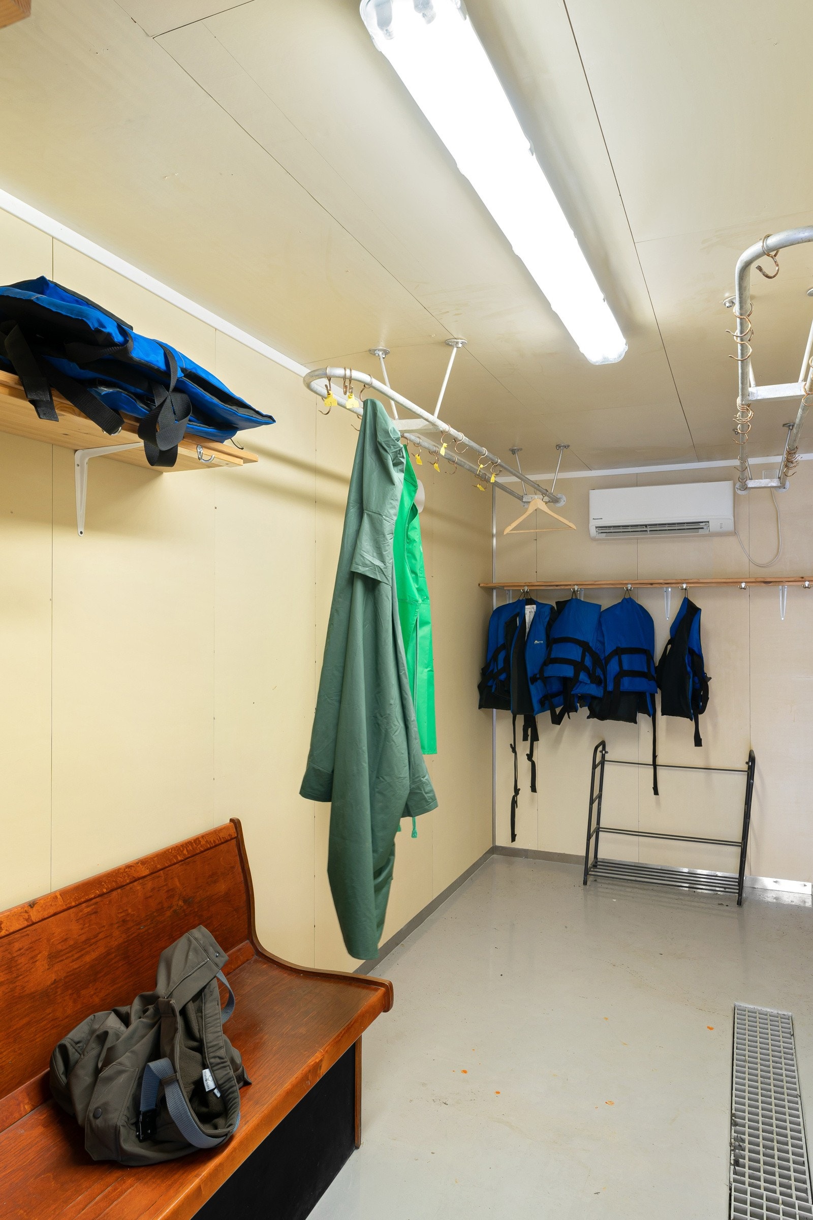 Garderobe/tørkerom for klær og utstyr i sløyehuset Galleribilde