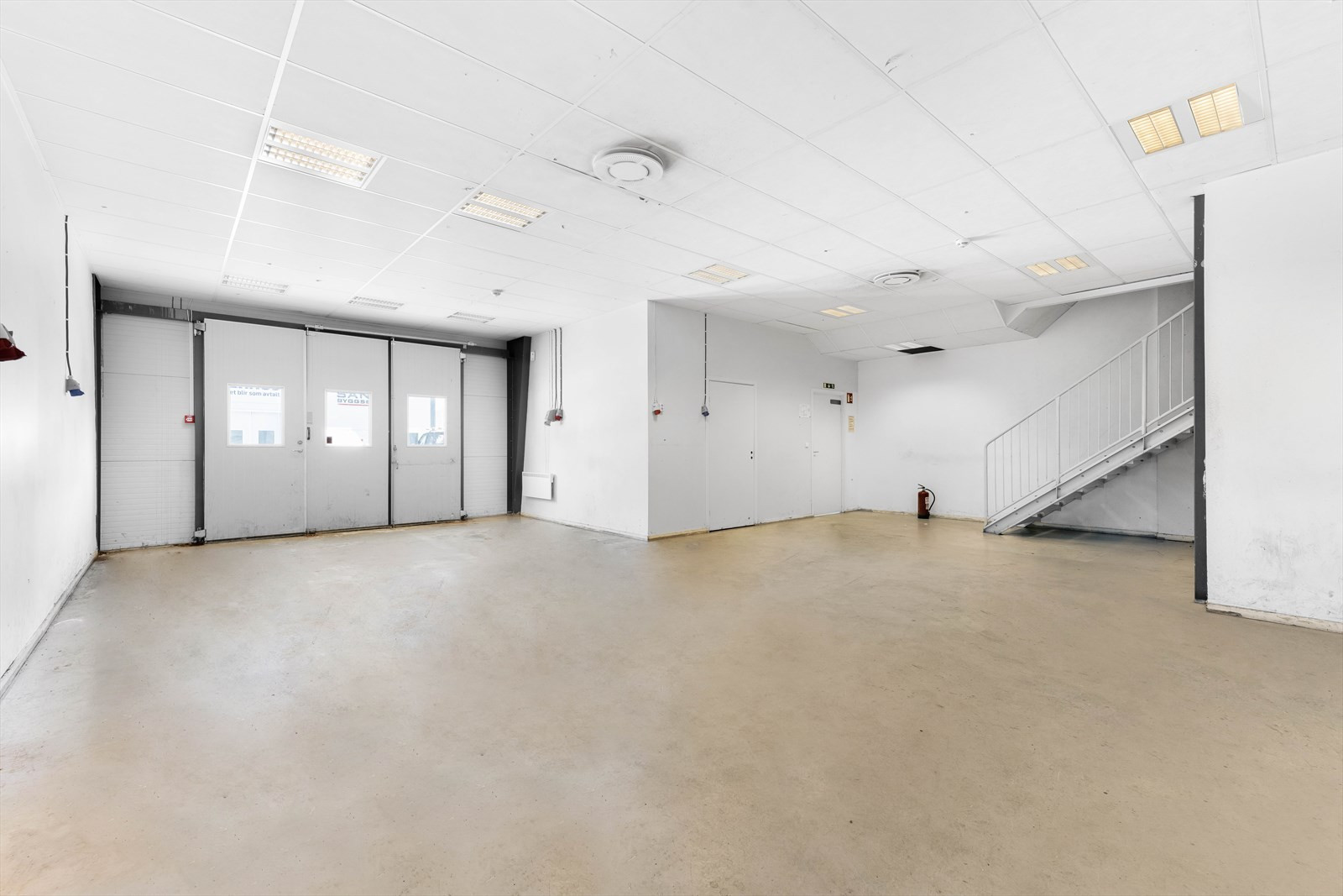 Lager / produksjon / verksted. Takhøyde 3 meter til himling. Portstørrelse  3 x 2,7 meter.