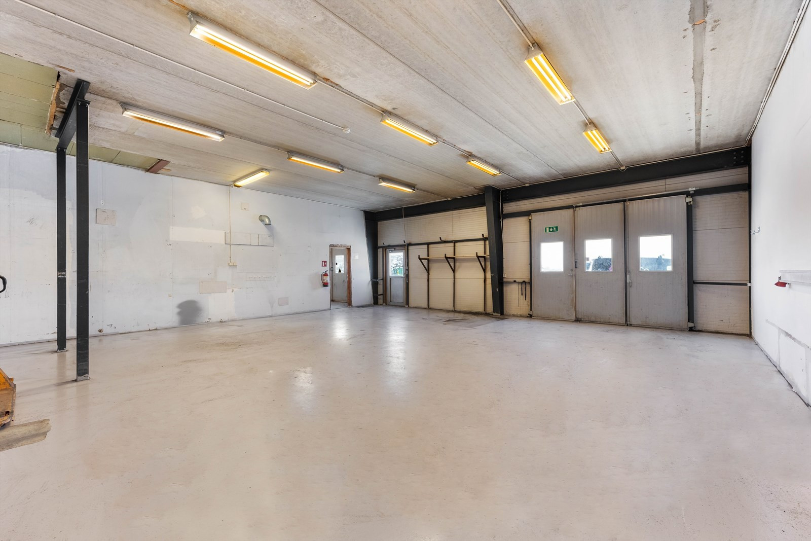 Lager / produksjon / verksted. Takhøyde 3,5 meter. Størrelse port 3 x 2,7 meter